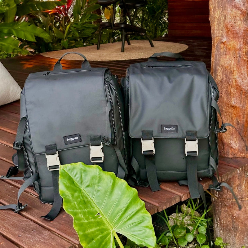 Deux sacs Baggells posés dans un paysage de voyage