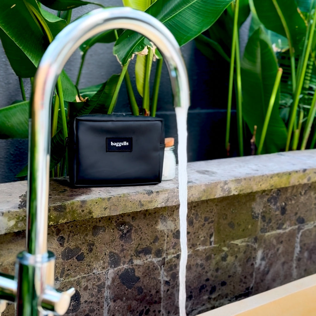 la trousse de toilette Baggells dans un contexte de voyage sous les tropiques
